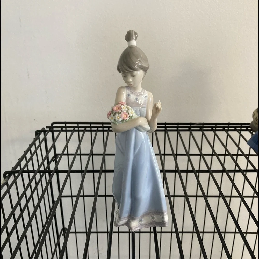 THURSDAY PRICE REDUCTION Lladro Figurine 5604 “Spring Token” pre-owned - Picture 1 of 8